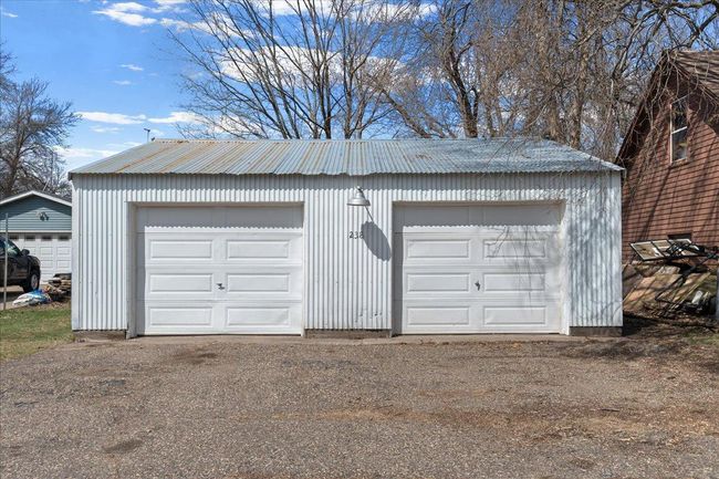 Large 2 car garage | Image 18