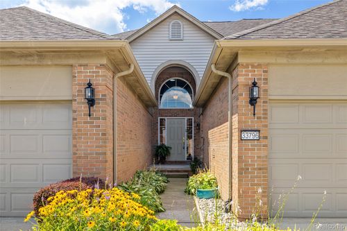 33796 Michigamme Dr, Chesterfield, MI, 48047-4378 | Card Image