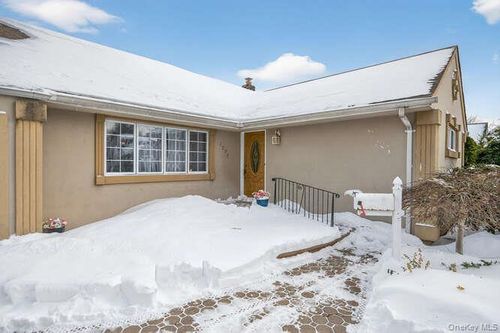 1075 Olympia Rd, North Bellmore, NY, 11710-1938 | Card Image