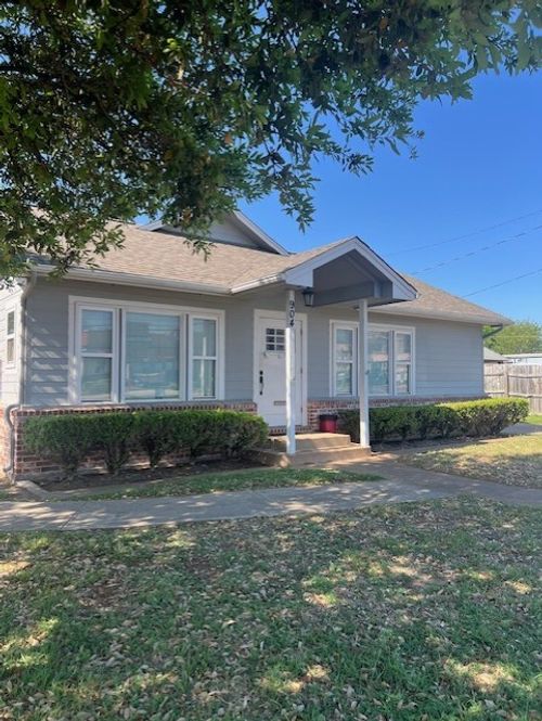 904 W Henderson St, Cleburne, TX, 76033-4836 | Card Image