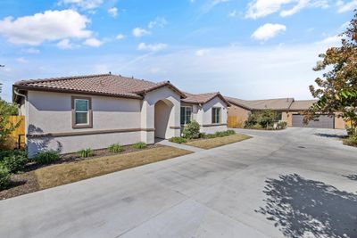 3209 N Rova Court, House other with 3 bedrooms, 2 bathrooms and null parking in Visalia CA | Image 3