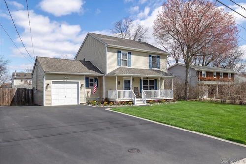 15 Loughlin Dr, Shirley, NY, 11967-3308 | Card Image