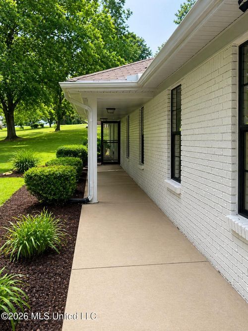 6935 Meadowbrook Ln, Olive Branch, MS, 38654-9644 | Card Image