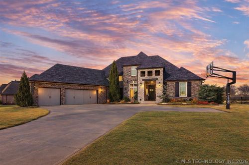 19063 E Twin Creeks Dr, Owasso, OK, 74055-4104 | Card Image