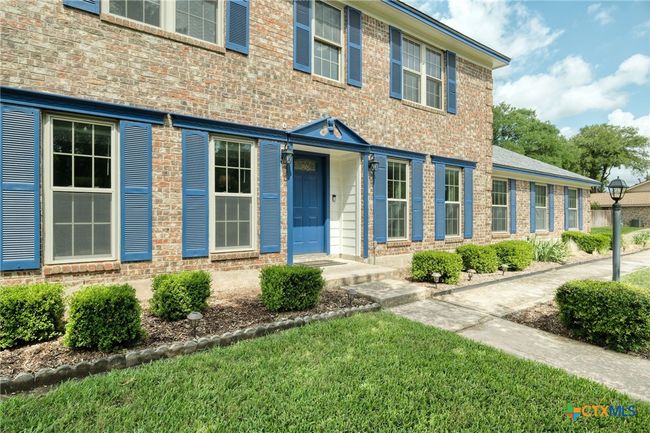 Look at this Colonial style home that screams WELCOME HOME! | Image 4