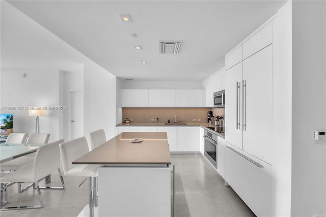 APT-3705 - 88 Sw 7 Th St, Condo with 2 bedrooms, 3 bathrooms and null parking in MIAMI FL | Image 9