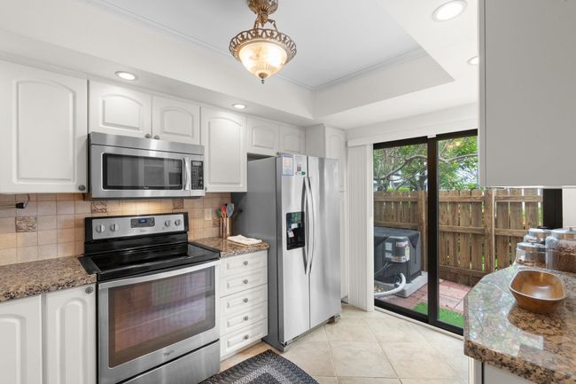 2116 Ne 44 Th St, Townhouse with 2 bedrooms, 2 bathrooms and null parking in Lighthouse Point FL | Image 23