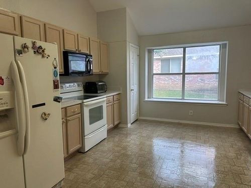 917 Bard Dr, Garland, TX, 75040-7569 | Card Image