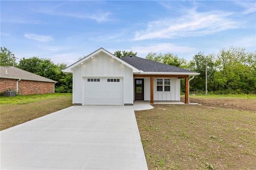 504 Mcguire Dr E, Iola, KS, 66749-7205 | Card Image