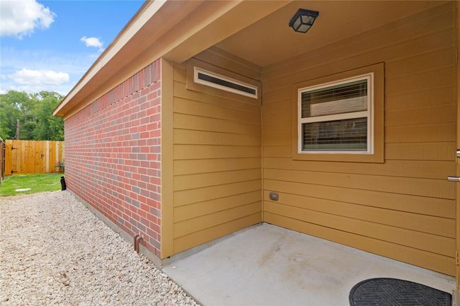 Covered back patio | Image 26