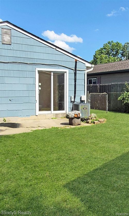 11676 Pine St, Taylor, MI, 48180-4035 | Card Image