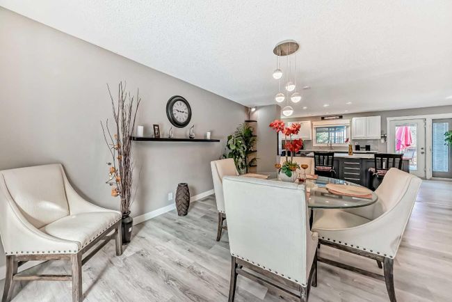 440 Cantrell Drive Sw, Home with 3 bedrooms, 1 bathrooms and 4 parking in Calgary AB | Image 4