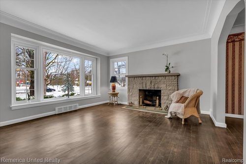 27510 California Dr Se, Lathrup Village, MI, 48076-3512 | Card Image