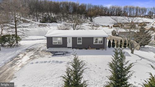 8694 Sheffield Manor Blvd, WAYNESBORO, PA, 17268-9223 | Card Image