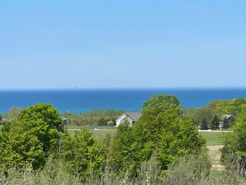 3 Foxview Dr, Charlevoix, MI, 49720 | Card Image