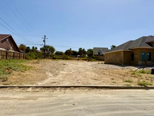 748 Encinal Dr, Eagle Pass, TX, 78852-3365 | Card Image