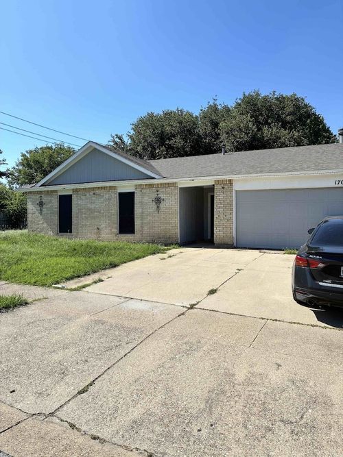 1701 Dorchester Dr, Arlington, TX, 76014-2515 | Card Image