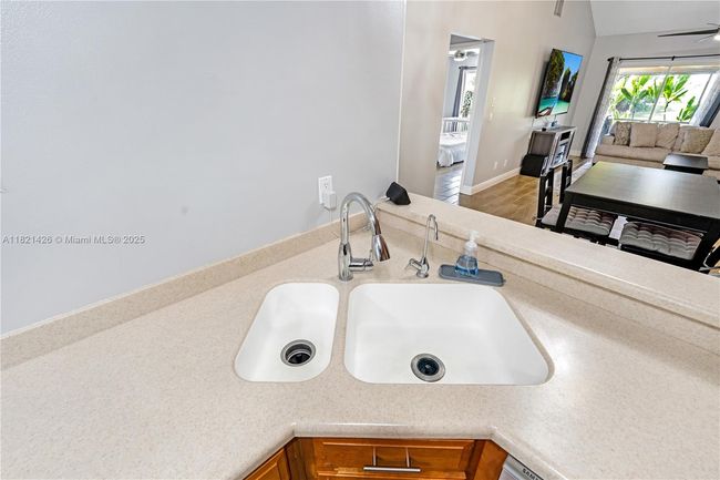 894 Ne Sandalwood Pl, Townhouse with 3 bedrooms, 3 bathrooms and null parking in Jensen Beach FL | Image 6