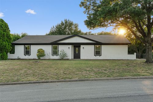 800 Evelyn Dr, Lorena, TX, 76655-4058 | Card Image