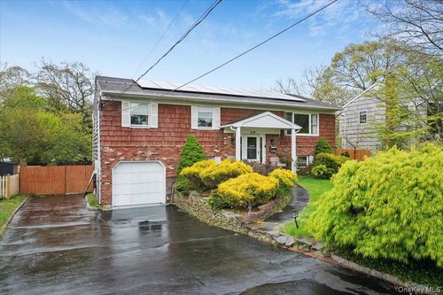 219 Kensington Ave, Bayport, NY, 11705-1832 | Card Image
