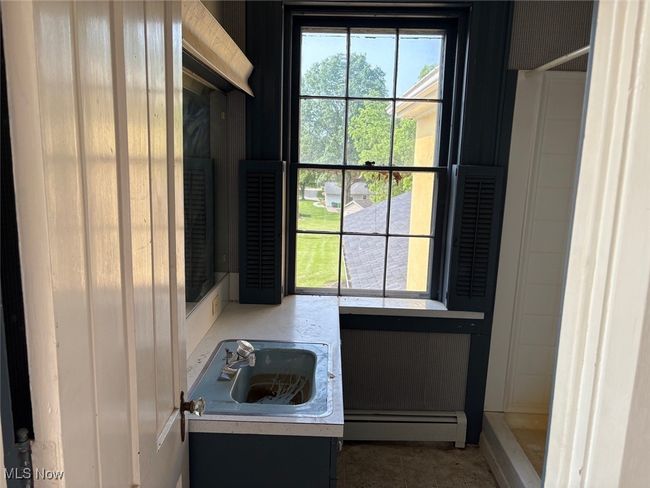 Main bathroom with stall shower | Image 22