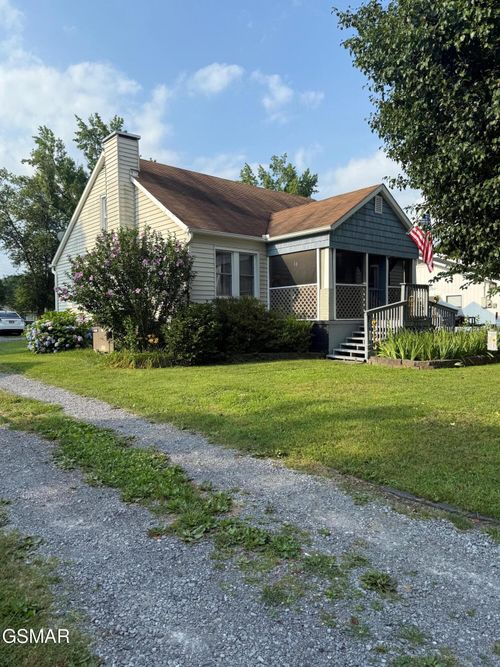 211 Valley Dr, Pigeon Forge, TN, 37863-3739 | Card Image