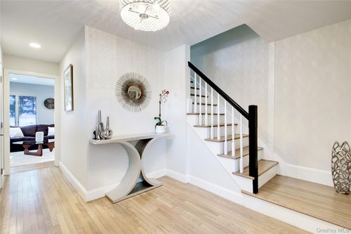 24 Hillcrest Ave, Roslyn, NY, 11576-2173 | Card Image