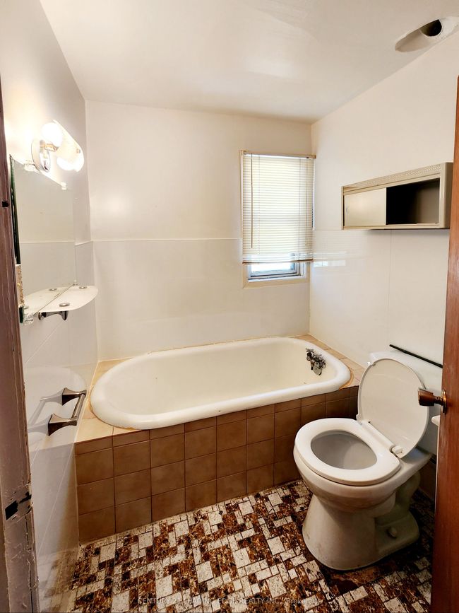 635 Coxwell Ave, House attached with 3 bedrooms, 2 bathrooms and null parking in Toronto ON | Image 26