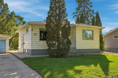 107 106th Street W, House with 3 bedrooms, 2 bathrooms and 3 parking in Saskatoon SK | Card Image