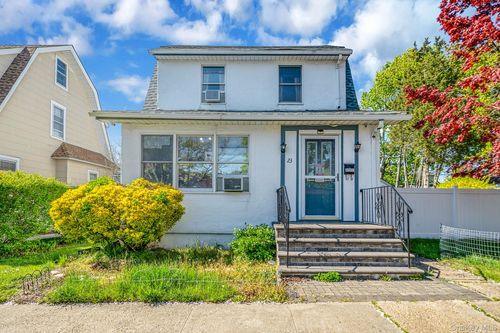 23 Evergreen Dr, Lindenhurst, NY, 11757-1303 | Card Image