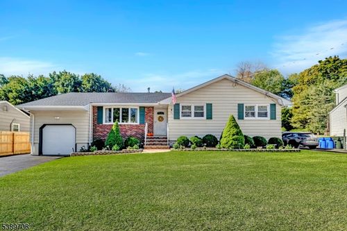 101 Cramer Ave, Green Brook, NJ, 08812-2215 | Card Image