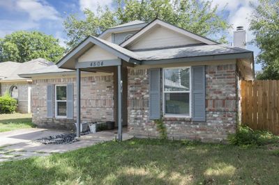 View of front of house featuring a front yard | Image 1