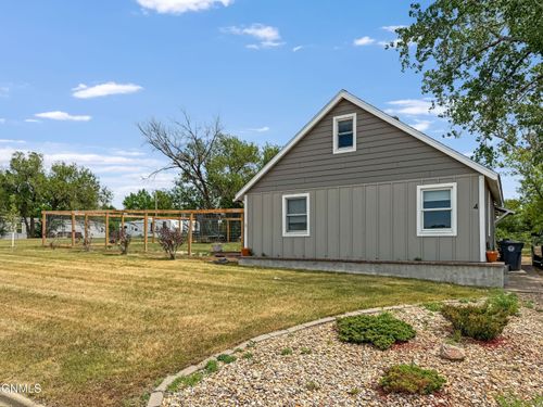 4 Hanks St, Grenora, ND, 58845-9204 | Card Image