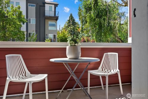 2024 W Bertona Street, Seattle, WA, 98199 | Card Image