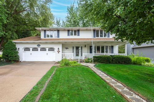 1555 Prairie Vista Dr, Bettendorf, IA, 52722-1831 | Card Image