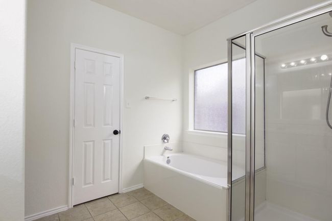 Tub and Shower | Image 9