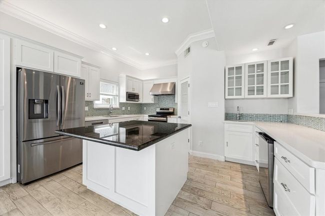 138 Isles End Rd, House other with 4 bedrooms, 3 bathrooms and 2 parking in Tiki Island TX | Image 9