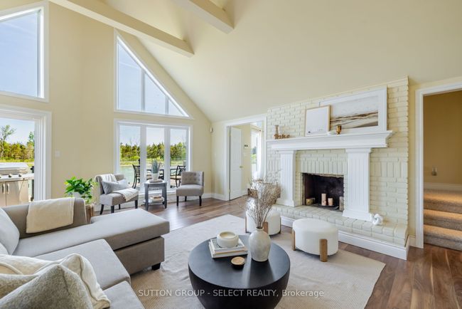 7474 Riverside Dr, House other with 3 bedrooms, 2 bathrooms and 6 parking in Port Franks ON | Image 14