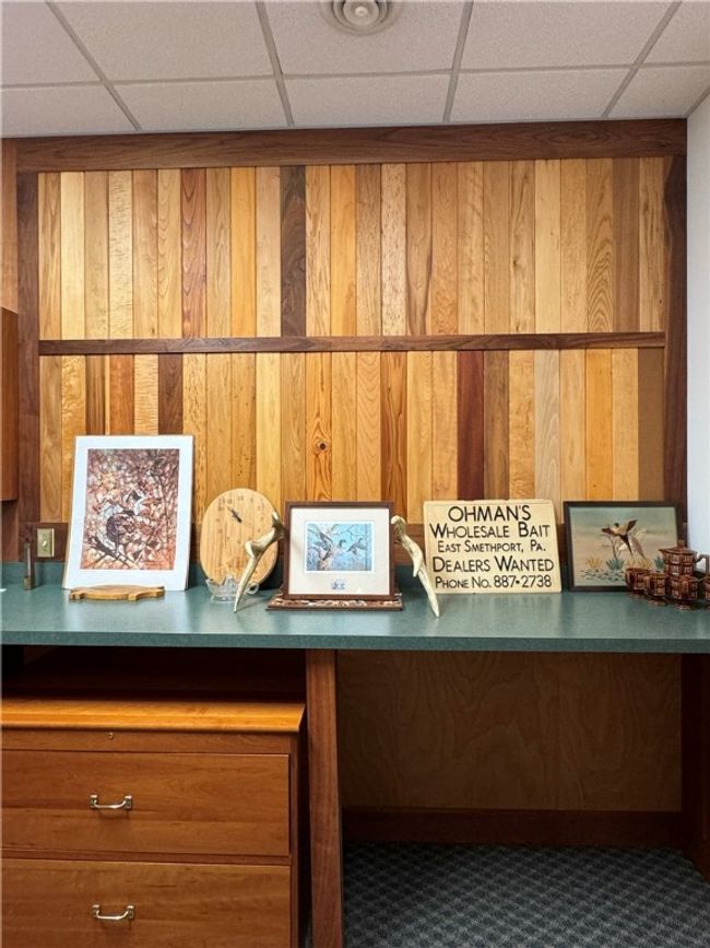 Lounge with sink and PA wood species sample | Image 16
