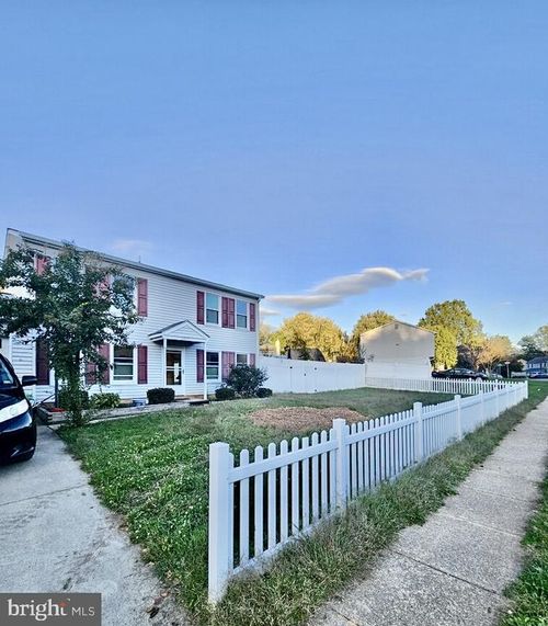 5611 Roundtree Dr, WOODBRIDGE, VA, 22193-3789 | Card Image