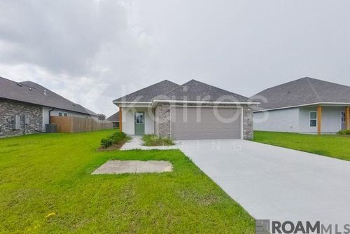 13772 Willowmore Dr, Denham Springs, LA, 70726-8845 | Card Image