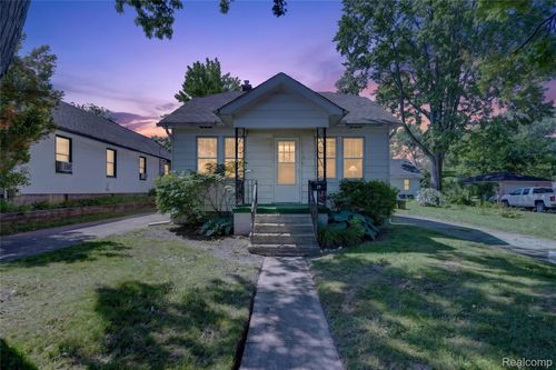 29 W New York Ave, Pontiac, MI, 48340-1146 | Card Image