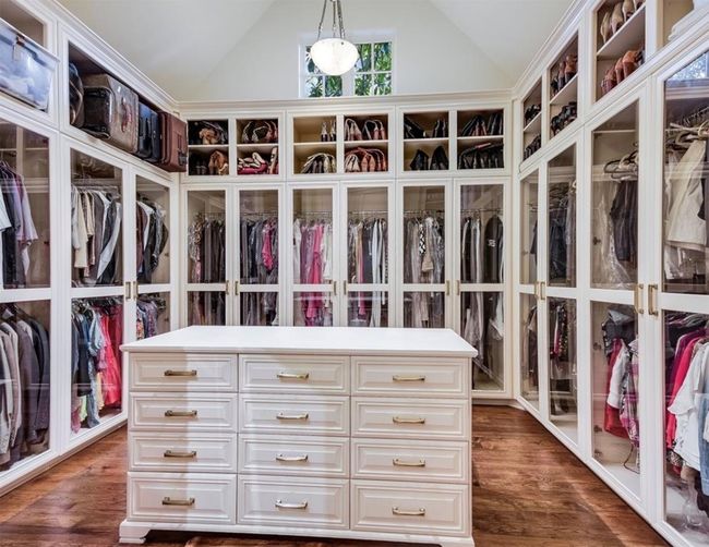 Large walk in closet in primary suit | Image 18