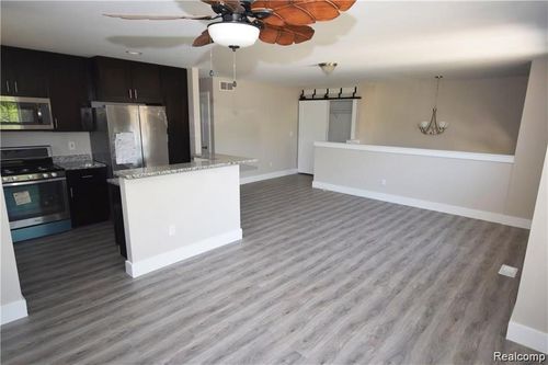 230 Whispering Pines Dr, Fenton, MI, 48430-5302 | Card Image