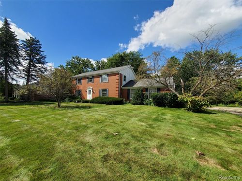 8276 Appleway Dr, Grand Blanc, MI, 48439-2001 | Card Image