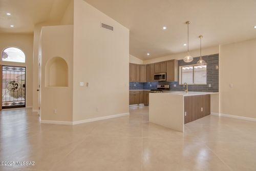 8901 E Laurie Ann Dr, Tucson, AZ, 85747-5623 | Card Image