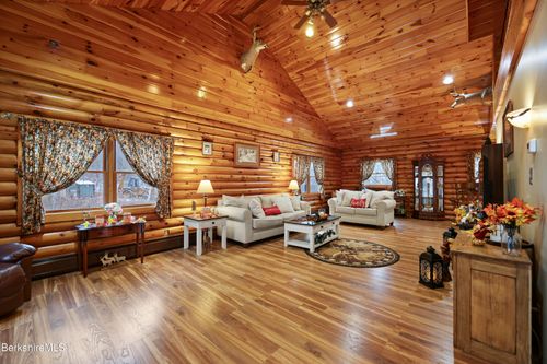 567 George Schnopp Rd, Hinsdale, MA, 01235-9114 | Card Image