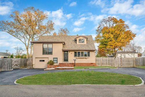 4 Sibley Pl, Huntington Station, NY, 11746-3118 | Card Image