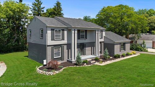 655 S Spinningwheel Ln, Bloomfield Hills, MI, 48304-1324 | Card Image