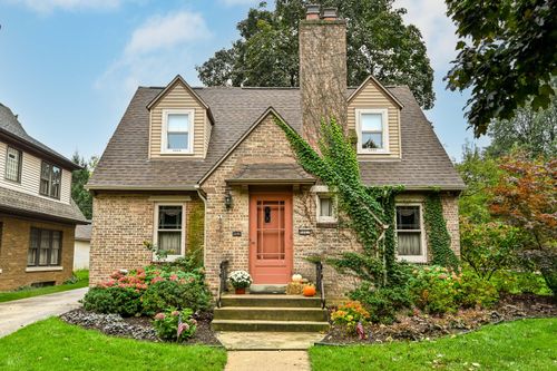 8027 W Woodland Ave, Wauwatosa, WI, 53213-2157 | Card Image
